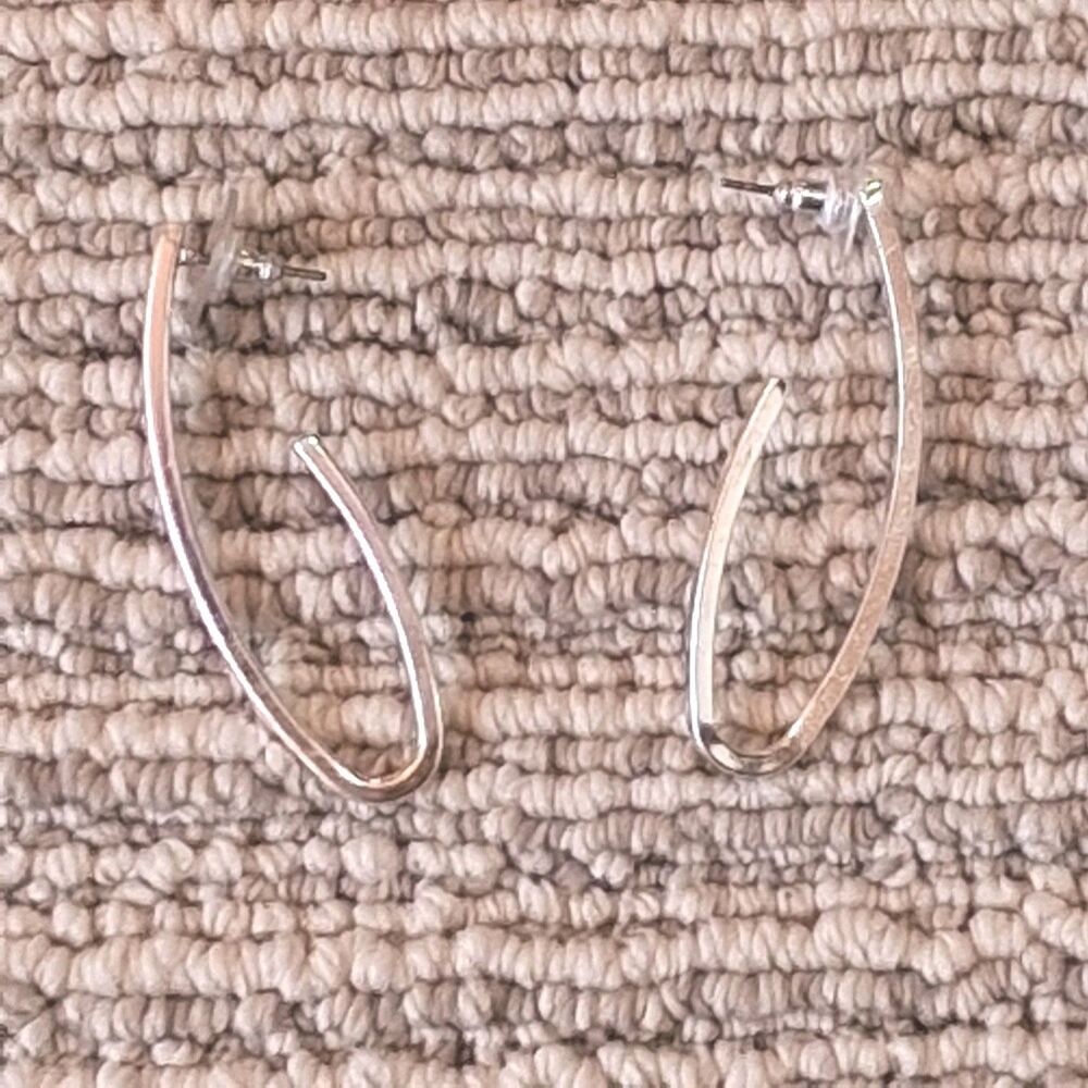 Women’s Silver Plated Oval Etched Hoop Pierced 1-1.5 Inch Earrings A18